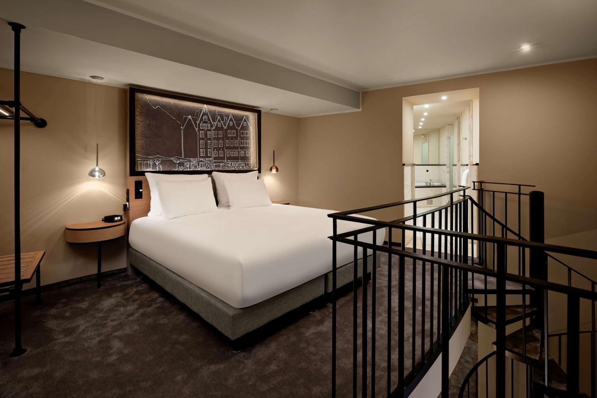 Hotel Wasserturm Cologne, Curio Collection By Hilton Colonia